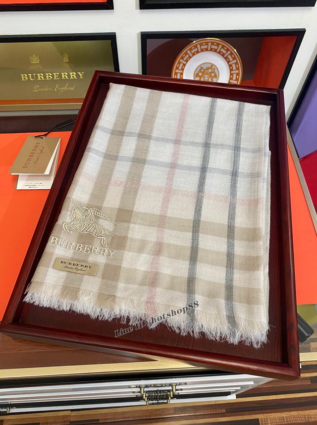 BURBERRY專櫃新款巴寶莉內蒙古山羊絨圍巾披肩 mmyj2451